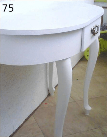 biały stolik