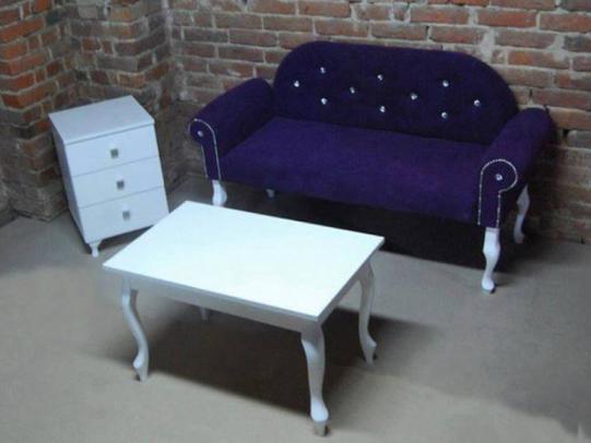sofa i stolik